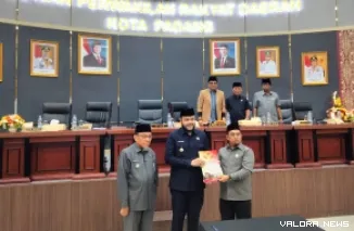 Ketua DPRD Padang, Muharlion serahkan berita acara persetujuan tentang Perda Penyelenggaraan Pangan pada Wako Padang, Fadly Amran didampingi Maigus Nasir (Wawako) dalam rapat paripurna, Rabu sore. (humas)