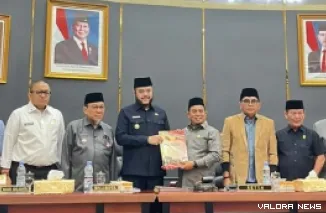Ketua DPRD Padang, Muharlion menyerahkan rekapitulasi kinerja selama Masa Sidang I Tahun 2025-2026 pada Wako Padang, Fadly Amran dalam rapat paripurna, Rabu sore. Penyerahan ini disakikan para wakil ketua, Wawako, Sekda dan Sekwan. (humas)