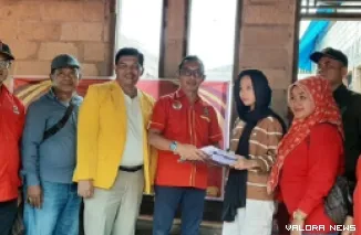 Ketua Depidar III SOKSI Sumatera Barat, Yofialdi didampingi jajaran pengurus, serahkan bantuan berupa seragam sekolah untuk korban bencana hidrometeorologi di Padang, Ahad.