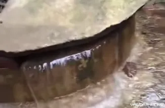 Dalam video tersebut terlihat debit air yang cukup besar terus mengalir hingga meluap ke bibir sumur dan menyerupai mata air baru di tengah permukiman warga. (Dok. Ist)