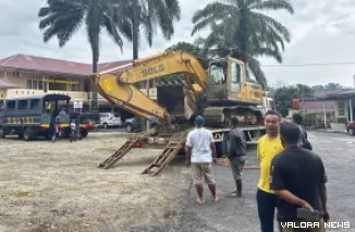Satu unit ekskavator diamankan tim penertiban PETI Polres Pasbar di Kasiak Putiah Jorong Lubuak Sariak, Nagari Kajai, Pasbar, Kamis. (humas)