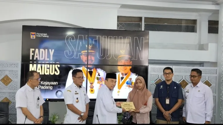 Pemko Padang Serahkan Santunan Ahli Waris Korban Banjir Bandang dari  Kemensos - ValoraNews.com
