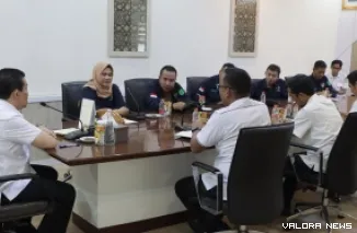 Pj Sekda Muba, Syafaruddin berdialog dengan jajaran pengurus PWI di ruang kerja Sekda, Rabu. Dalam dialog itu dibahas rencana mengikuti kegiatan Hari Pers Nasional di Banten. (humas)