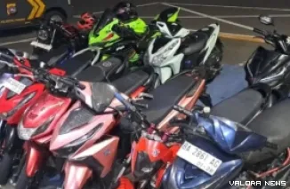 Petugas mengamankan 11 sepeda motor berknalpot brong yang diduga digunakan untuk kebut-kebutan di kawasan wisata Pantai Air Manis Kota Padang. (Dok. Polresta Padang)