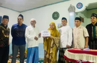 Sekretaris Dinas Ketahanan Pangan, Pertanian dan Perikanan Sawahlunto, Yusnimar Tita serahkan bantuan hibah pada pengurus Mushalla Baitul Ikhlas, Desa Sijantang Koto, Kecamatan Talawi, dalam agenda safari Ramadhan Tim 14, Jumat. (hendra idris)