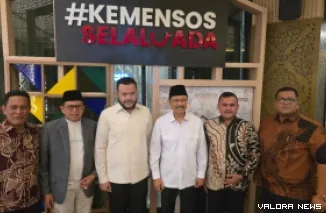 Wali Kota Padang Fadli Amran (ketiga dari kiri) Saat Bertemu Menteri Sosial Saifullah Yusuf  (kemeja putih) Senin (23/2/2026)