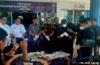 Badan Narkotika Nasional Provinsi Sumatera Barat memusnahkan barang bukti narkotika jenis sabu seberat 11.953,68 gram di halaman kantor BNNP Sumbar di Padang pada Rabu. (Dok. Ist)