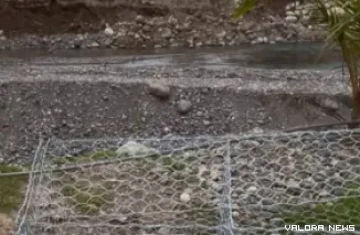 Pemasangan bronjong Batang Aia Dingin Kota Padang untuk mencegah abrasi dan banjir bandang. (Dok. Ist)