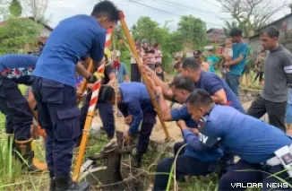 Personil Damkar Padang saat mengevakuasi sapi yang masuk kedalam sumur di Kawasan Koto Tangah. (Dok. Damkar Padang)