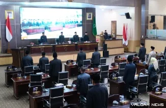 Bupati Musi Banyuasin (Muba), HM Toha Tohet bersama Penjabat Sekretaris Daerah (Pj Sekda), Syafruddin pada sidang paripurna DPRD Muba, Senin. (toyipa)