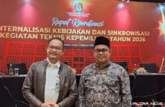 Ory Sativa Syakban, Anggota KPU Divisi Teknis Penyelenggaraan hadir bersama Sutrisno, Kepala Bagian Teknis Penyelenggaraan Pemilu dan Hukum saat ikuti Rakor Internalisasi Kebijakan dan Sinkronisasi Kegiatan Teknis Kepemiluan di Jakarta, Senin. (humas)