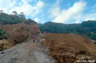 Akses jalan provinsi Malalak Bukittinggi hanya untuk warga lokal dengan sepeda motor.