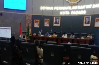 Ketua DPRD Padang, Muharlion didampingi para wakil ketua, pimpin rapat sosialisasi mekanisme pengusulan pokok-pokok pikiran (Pokir) DPRD, Kamis pagi. (humas)