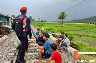 Larangan beraktivitas di jalur rel telah diatur dalam Undang-Undang Nomor 23 Tahun 2007 tentang Perkeretaapian. (Dok. KAI Divre II Sumbar)