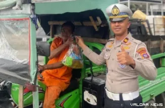 Kasat Lantas Polres Sawahlunto, Iptu Roy Capri Tiskartono beserta jajaran, berbagi Sembako dengan pengendara yang tertib berlalulintas di Simpang Santur, Rabu sore. (humas)