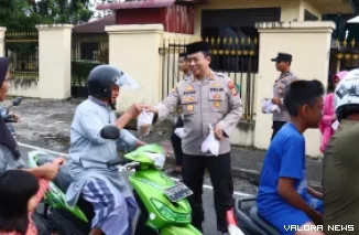 Ramadhan Penuh Berkah, Kasat Lantas Polres Sawahlunto Berbagi Sembako untuk Pengendara Tertib di Simpang Santur, Kamis sore. (humas)