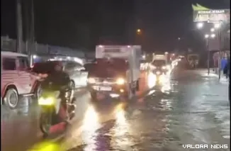 Kemacetan di kawasan Lembah Anai, akibat longsor. (Dok. Ist)