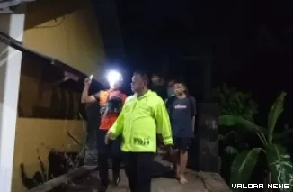 Tim SAR membawa korban yang terjebak di Sungai Bangek ke Posko Utama. (Dok. Ist)