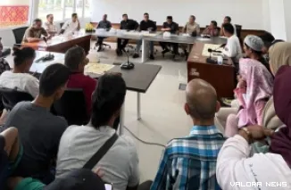 Ketua Komisi II DPRD Padang, Rahmat Wijaya bersama anggota, menerima aspirasi PKL Pasar Raya yang menyampaikan aspirasi untuk dibolehkan berjualan di lokasi semula, Kamis.