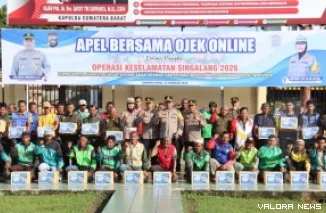 Kapolres Pasaman Barat, AKBP Agung Tribawanto dan PJU, foto bersama dengan pengemudi ojek online usai Apel Bersama Pengemudi Ojek Online di halaman Mako Polres Pasbar, Kamis pagi. (humas)