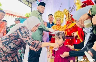 Kepala Dinas Kesehatan Kota Padang Srikurnia Yati Disaksikan Wali Kota Padang Fadli Amran Memberikan Vitamin A Kepada Salah Seorang Balita, Menandai Peluncuran Pekan Posyandu Kota Padang, Sabtu (14/2/2026)