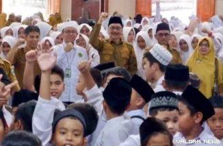 Bupati Hendrajoni dan Kadis Pendidikan Pessel Salim Muhaimin, foto bersama siswa peserta Program Pesantren Ramadhan Kolaborasi di Masjid Akbar Baiturrahman Painan. FOTO: Dok Balai Jurnalis Pesisir Selatan