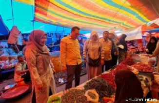 Sekda Pasaman Barat, Doddy San Ismail memimpin Satgas Saber Pangan, meninjau harga Sembako di Pasar Simpang Empat, Kecamatan Pasaman, Ahad. (robi irwan)