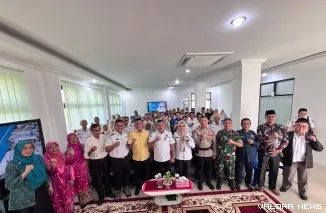 Pj Sekda Kota Padang Raju Minropa (Tengah) Diapit Oleh Ketua Komisi III DPRD Padang Helmi Moesim (Baju Kuning) dan Kepala Bappeda Kota Padang Yenni Yuliza Saat Menghadiri Musrenbang Kecamatan Padang Timur, Rabu (11/2/2026)