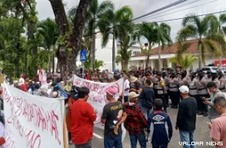 PKL Pasar Raya kembali melakukan aksi demo di depan Rumah Dinas Walikota Padang. (Dok. Ist)