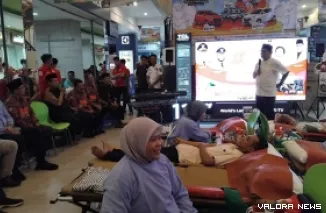 Wakil Ketua DPRD Padang, Mastilizal Aye memberikan sambutan pada pembukaan kegiatan donor darah yang digelar PMI Padang di Lantai I SJS Plaza, ba'da shalat tarwih, Rabu malam. (humas)