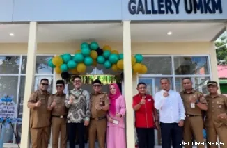 Anggota DPRD Padang, Rahmad Wijaya bersama Tarmizi (Asisten I), Wilman Muchtar (Camat Padang Selatan) dan undangan lainnya, saat peresmian Galeri UMKM yang terletak di halaman Kantor Camat Padang Selatan, Senin. (humas)