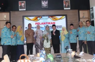 Ketua Umum YARSI Sumatera Barat, dr Erman Ramli Sp.OG(K) FISQua dan jajaran pengurus lainnya, foto bersama usai pelantikan Rektor UMN dan Direktur RSI Ibnu Sina Panti di Sekretariat Yarsi Sumatera Barat, Sabtu. (humas)