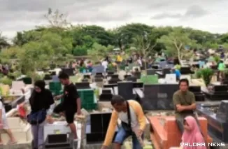 Warga saat melakukan ziarah kubur di TPU Tunggul Hitam jelang Ramadhan. (Dok. Ist)