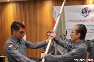 Ketua Umum DPP PJS, Mahmud Marhaba menyerahkan pataka pada Rikky Permana usai terpilih secara aklamasi dalam Musda II PJS Babel, Sabtu. (humas)