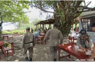 Penertiban warung makan Padang Utara karena dine in siang hari. (Dok. Humas Satpol PP Padang)