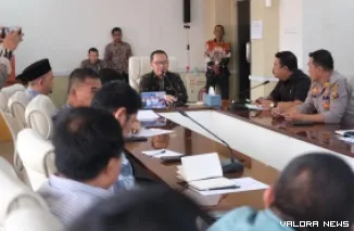 Asisten I Setda Muba, Ardiansyah pimpin rapat koordinasi lintas sektor di Ruang Rapat Randik, Sekretariat Daerah Kabupaten Muba, Jumat. (humas)