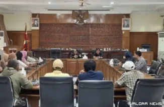 Ketua DPRD Kota Bukittinggi, Syaiful Efendi menerima aspirasi PKL yang jualan jajanan pabukoan di kawasan Belakang Balok, di ruang sidang utama kantor DPRD, Senin. (hamriadi)
