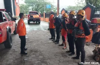Tim penyelamat dari Kantor SAR Kelas A Padang bergerak cepat menindaklanjuti laporan delapan remaja yang terjebak di kawasan air terjun Sungai Bangek, Balai Gadang, Kecamatan Koto Tangah, Kota Padang, pada Senin sore.