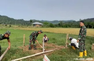 Satgas Kodim 0311/Pessel bersama masyarakat membangun fasilitas MCK dan Sumur Bor di Kecamatan Bayang. FOTO: Dok Kodim 0311/Pessel