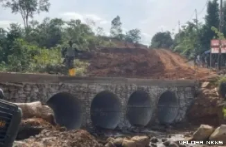 Kolaborasi TNI dan Pemerintah Kota Padang bangun tiga jembatan. (Dok. Ist)