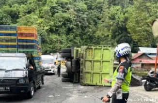 Dump truk batubara terbalik akibat rem blong di Jembatan Lubuk Paraku Sitinjau Lauik Padang Jumat sore