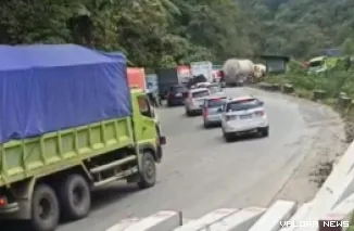 Kemacetan panjang Sitinjau Lauik akibat truk patah gardan, kondisi lalu lintas Padang menuju Solok Sitinjau Lauik hari Kamis. (Dok. Ist)