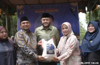 Wali Kota Padang Fadli Amran Menyaksikan Penyerahan Bantuan Beras Kepada Perwakilan Warga, Sabtu (14/2/2026)