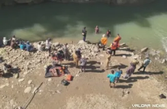 Tim SAR gabungan menemukan korban bernama Fahri Rifki Ardian (6) dalam kondisi meninggal dunia di dasar sungai setelah dilakukan pencarian intensif di lokasi kejadian.