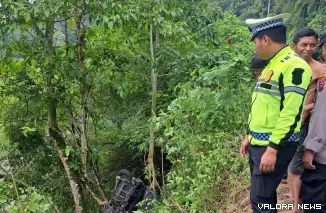 Kecelakaan minibus masuk jurang yang di Sopiri seorang pelajar di Padang Ganting Kabupaten Tanah Datar. (Dok. Polres Tanah Datar)