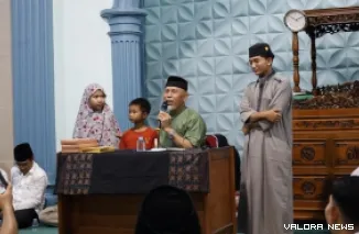 Gubernur Sumbar, Mahyeldi berdialog dengan anak-anak yang menghadiri kegiatan Safari Ramadhan Pemprov Sumbar di Masjid Raya Al-Ikhlas, Nagari Ampang Kuranji, Kecamatan Koto Baru, Rabu malam. (humas)