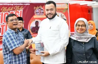 Wali Kota Padang Fadli Amran Bersama Penulis Buku Mitigasi Kultural: Pengetahuan Lokal Kebencanaan Masyarakat Sumatera Barat, Yose Hendra, Selasa (10/3/2206)