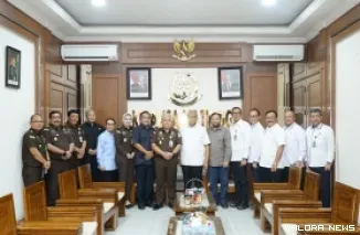 Wamenaker, Afriansyah Noor dan jajaran, foto bersama dengan Kejati Sumut usai pertemuan membahas sinergi strategis antara bidang ketenagakerjaan dan penegakan hukum. (humas)