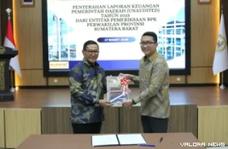 Wako Bukittinggi, Ramlah Nurmatias menyerahkan LKPD Tahun 2025 kepada Kepala Bidang Pemeriksaan Sumbar II Kantor BPK RI Perwakilan Sumbar, Nelson Siregar di Aula Kantor BPK di Padang, Jumat. (humas)