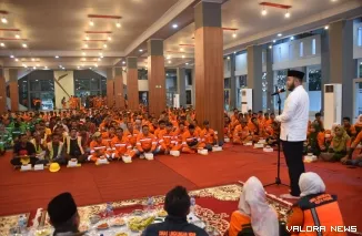 Wali Kota Padang Fadli Amran Saat Menggelar Buka Puasa Bersama Petugas Kebersihan dari Dinas Lingkungan Hidup (DLH) Kota Padang, Tim Reaksi Cepat (TRC) Dinas PUPR, dan Petugas Lembaga Pengelola Sampah (LPS) se-Kota Padang, Selasa (10/3/2026)